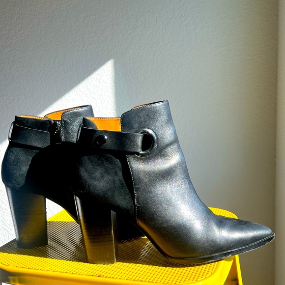 Black leather and suede booties. Size 10 - Picture 5 of 6